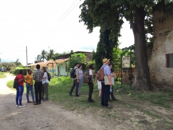 Timu pia iliweza kwenda kutembelea majengo mbalimbali ya kale, jengo la CCM 1910 lilikuwa miongoni mwa majengo yaliyochaguliwa na kuzungumziwa kwenye kipindi maalum cha redio.  The team went out into Pangani to scout buildings to include as subjects in the radio show. The CCM 1910 building was one of the buildings chosen. (Photo: Sara Perry)