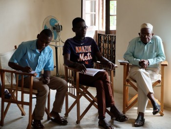 Balele kafumu kutoka Chuo kikuu cha Dar es Salaam akimhoji Msimamizi wa kituo cha Pangarithi Ismail Mwishashi kwenye mahojiano maalumu ya Pangani FM radio. Balele Kafumu of the University of Dar es Salaam interviews the Supervisor of the Pangarithi Heritage Centre, Ismail Mwishashi, for Pangani FM radio. (Photo: L. Meghan Dennis)