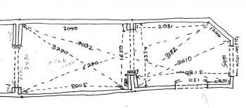 Maelezo: Mchoro uliotokana na muunganiko wa vipimo kutoka pembe tofauti katika ‘Kasri’ huko Songo Mnara.  Caption: Measured sketch plan with trilateration of the ‘palace’ at Songo Mnara.